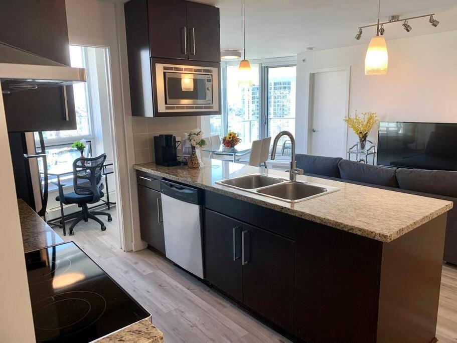 Downtown 3Br/2Ba+Views+Skytrain+Free Parking Leilighet Vancouver Eksteriør bilde